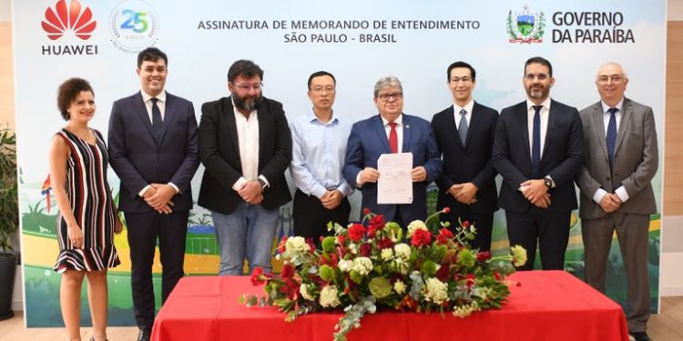 João firma parceria com empresa de tecnologia da China para qualificação profissional de 30 mil jovens na Paraíba