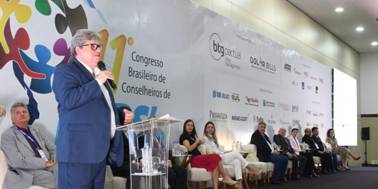 João prestigia abertura de congresso de Previdência Social e destaca equilíbrio fiscal e capacidade de investimentos da Paraíba