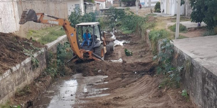 Prefeitura de Patos inicia limpeza de canais de águas pluviais em preparação para período de chuvas