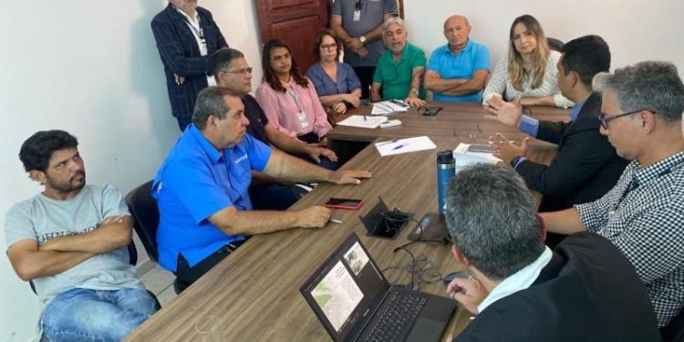 Secretários da Prefeitura de Patos se reúnem com superintendente do IBGE para discutir dados do último censo