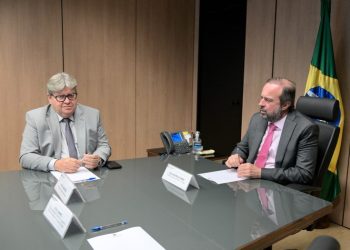 João Azevêdo discute medidas que garantem investimentos em energias renováveis no Nordeste com ministro das Minas e Energia