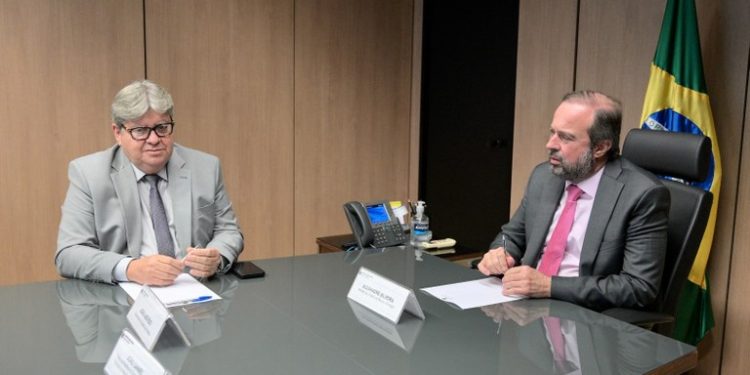 João Azevêdo discute medidas que garantem investimentos em energias renováveis no Nordeste com ministro das Minas e Energia