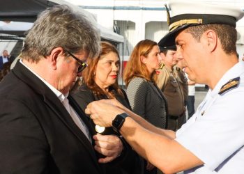 João Azevêdo recebe homenagem da Marinha do Brasil na Paraíba pelas parcerias firmadas com a instituição