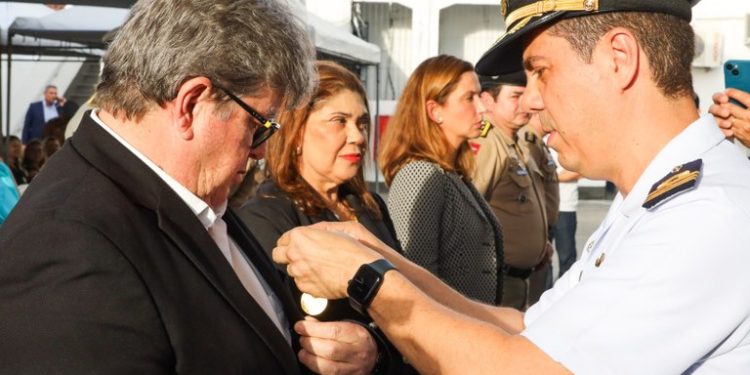 João Azevêdo recebe homenagem da Marinha do Brasil na Paraíba pelas parcerias firmadas com a instituição