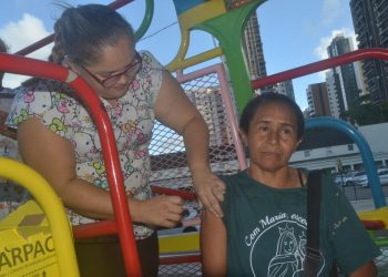 ‘Expresso da Vacina’ percorre bairros da Capital imunizando as pessoas e levando animação