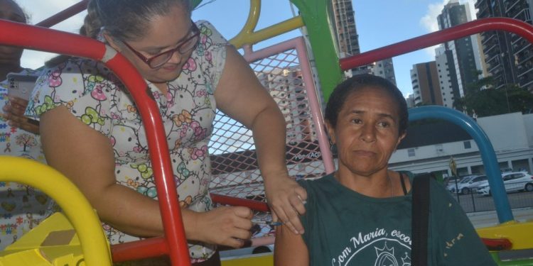 ‘Expresso da Vacina’ percorre bairros da Capital imunizando as pessoas e levando animação