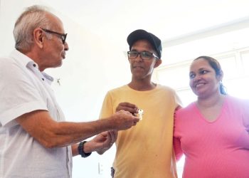 Cícero Lucena entrega primeiro apartamento pela Compra Assistida do Programa João Pessoa Sustentável
