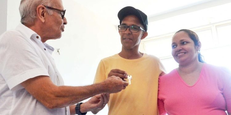 Cícero Lucena entrega primeiro apartamento pela Compra Assistida do Programa João Pessoa Sustentável
