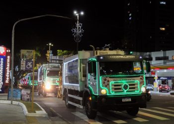 Caminhões de coleta domiciliar da Emlur ganham luzes e cores e desfilam pelas ruas da Capital