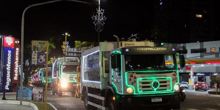 Caminhões de coleta domiciliar da Emlur ganham luzes e cores e desfilam pelas ruas da Capital