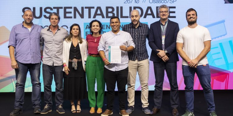 Empresas, associações e fornecedores do setor de alimentos firmam compromisso por um futuro livre da poluição plástica