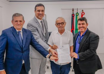 Vereadores entregam a Cícero projeto que cria incentivos fiscais para revitalização do Centro Histórico