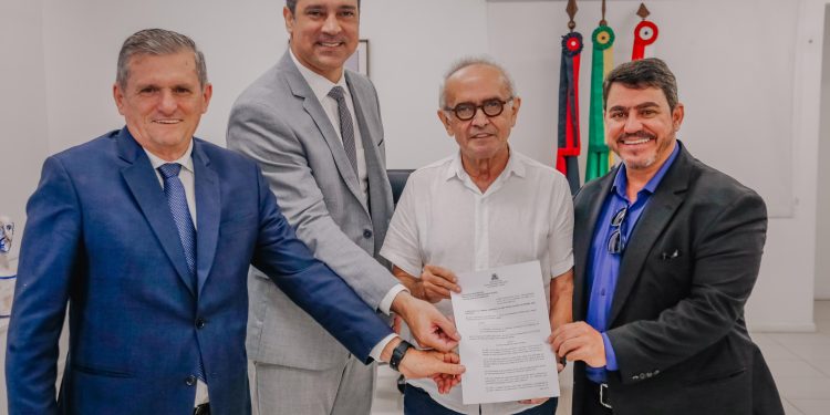 Vereadores entregam a Cícero projeto que cria incentivos fiscais para revitalização do Centro Histórico