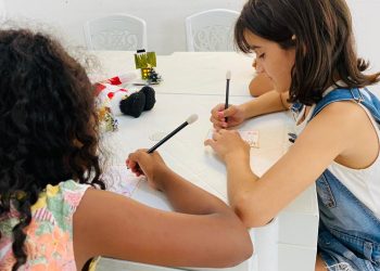 Crianças e adolescentes acompanhados pela Prefeitura de Campina Grande escrevem cartas para o Papai Noel