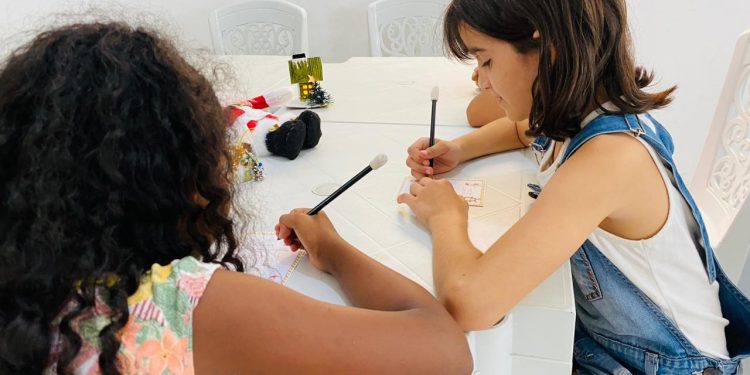 Crianças e adolescentes acompanhados pela Prefeitura de Campina Grande escrevem cartas para o Papai Noel