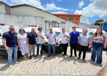Veneziano entrega sete ambulâncias em Pedras de Fogo e prefeito agradece: “não poderíamos manter a saúde se não fosse o Senador”