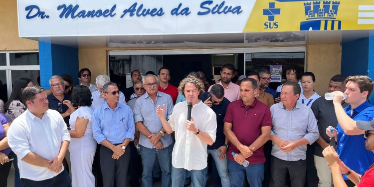 Veneziano entrega sete ambulâncias em Pedras de Fogo e prefeito agradece: “não poderíamos manter a saúde se não fosse o Senador”