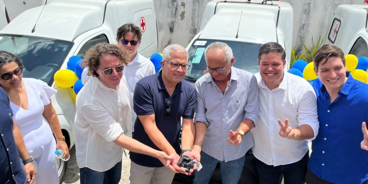 Veneziano entrega sete ambulâncias em Pedras de Fogo e prefeito agradece: “não poderíamos manter a saúde se não fosse o Senador”