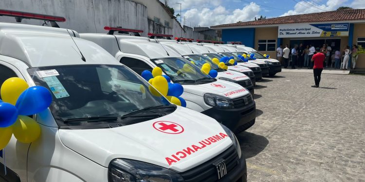 Veneziano entrega sete ambulâncias em Pedras de Fogo e prefeito agradece: “não poderíamos manter a saúde se não fosse o Senador”