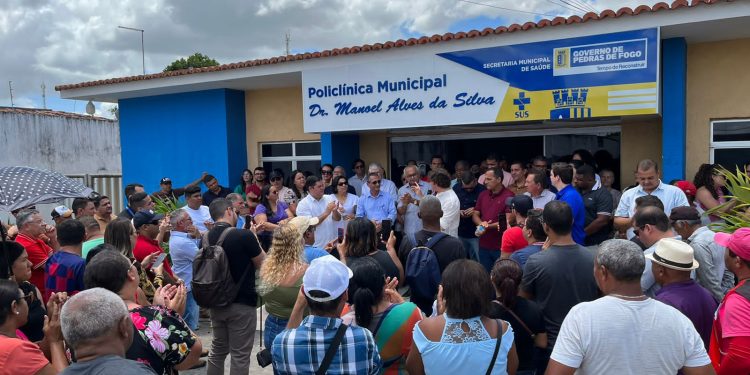 Veneziano entrega sete ambulâncias em Pedras de Fogo e prefeito agradece: “não poderíamos manter a saúde se não fosse o Senador”