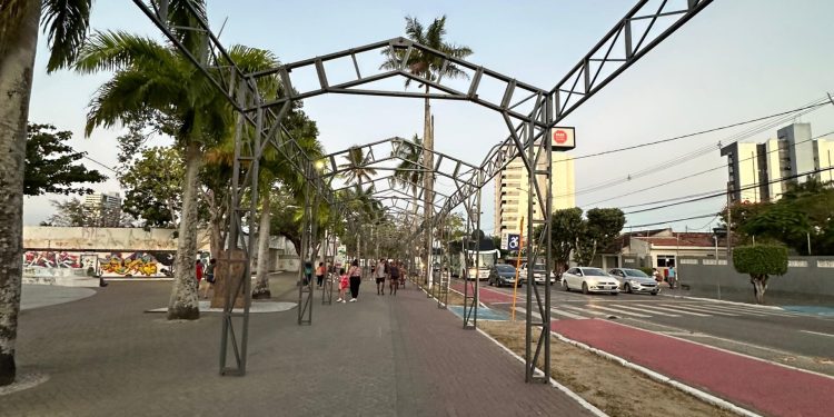 NATAL ILUMINADO 2023: Estrutura do túnel é instalada no entorno do Açude Velho