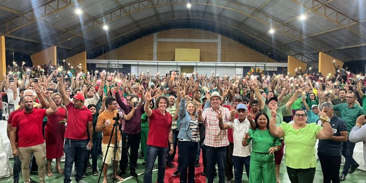 Prefeito de Itatuba, Josmar Oliveira, assina ficha de filiação ao MDB em grande festa, com presença de Veneziano