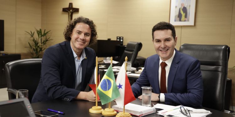 Veneziano se reúne com Ministro das Cidades para tratar da construção de casas e outros investimentos na Paraíba