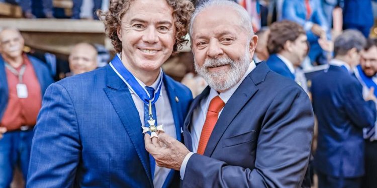 Lula entrega a Veneziano a condecoração da Ordem do Rio Branco, a mais alta concedida pelo governo federal
