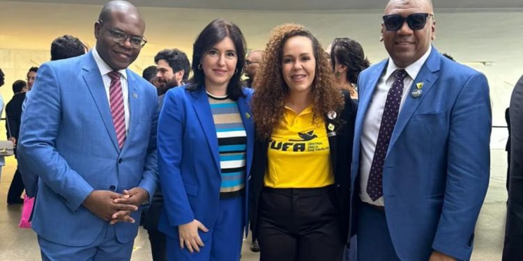 Paraibana Kalyne Lima, presidenta da CUFA Brasil, recebe a Insígnia da Ordem de Rio Branco, entregue pelo Presidente da República