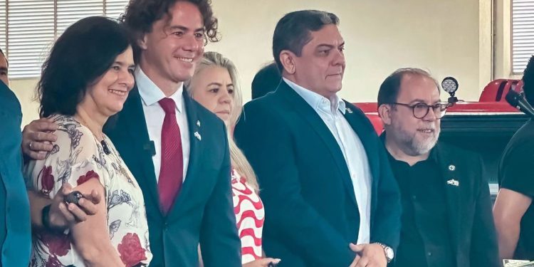 Ao lado de Veneziano, Ministra da Saúde entrega ambulâncias e equipamentos a prefeituras paraibanas, fruto de emendas parlamentares
