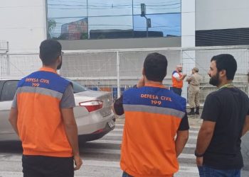Defesa Civil constata desgaste em fita que sustenta vidro da fachada do Shopping Partage
