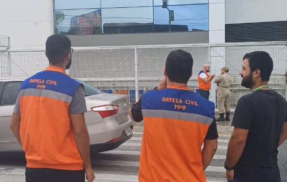 Defesa Civil constata desgaste em fita que sustenta vidro da fachada do Shopping Partage