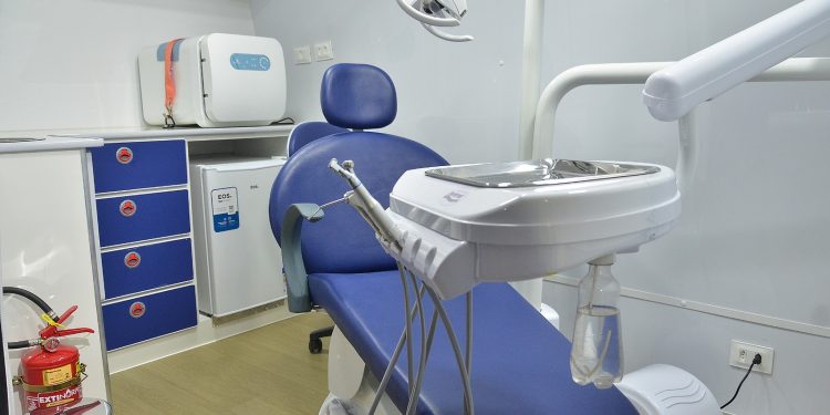 Prefeitura de Campina Grande entrega serviço de novo Odontomóvel à população