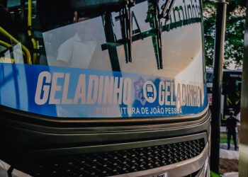 Cícero Lucena apresenta novos ônibus ‘Geladinho’, com ar-condicionado e wifi