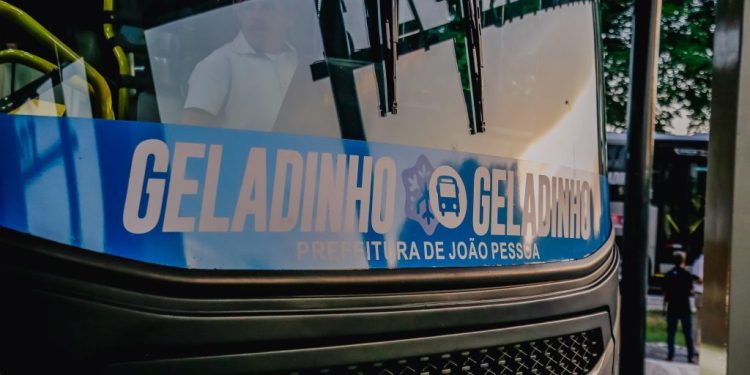 Cícero Lucena apresenta novos ônibus ‘Geladinho’, com ar-condicionado e wifi