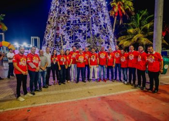 Cícero Lucena acende árvore natalina no Busto de Tamandaré, que completa iluminação de fim de ano na Capital