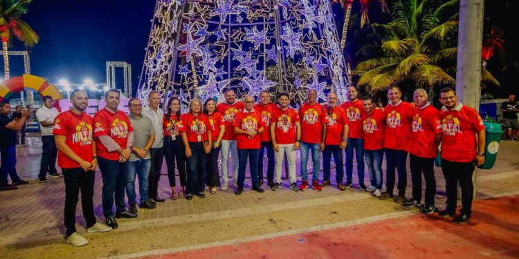 Cícero Lucena acende árvore natalina no Busto de Tamandaré, que completa iluminação de fim de ano na Capital