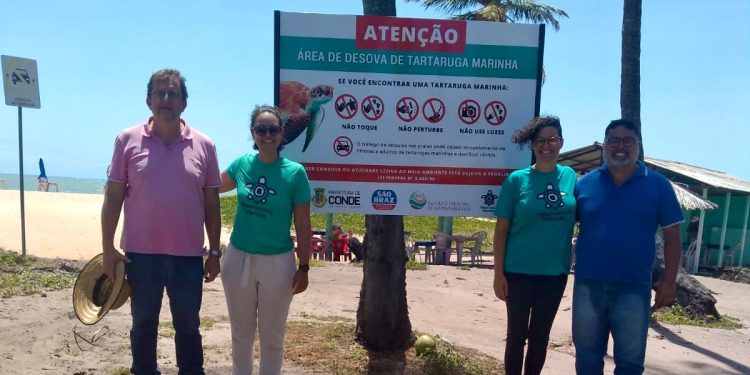 Prefeitura de Conde instala placas em praias para proteger áreas de desovas de tartarugas marinhas
