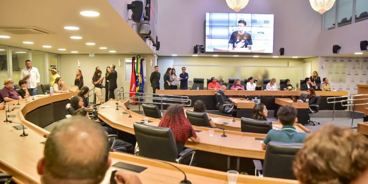 ALPB reúne jovens e debate destinação de recursos para Educação