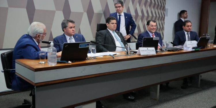 Efraim emplaca mais de 20 emendas à reforma tributária aprovada na CCJ