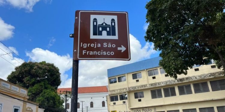 Prefeitura inicia a revitalização de novas placas de pontos turísticos no Centro da Capital