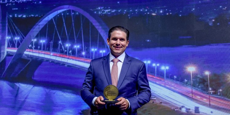 Hugo Motta é homenageado em evento notarial