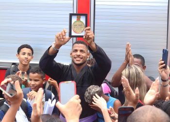 Campeão Mundial de Jiu-jítsu, Jeferson Santos é recebido com festa em Conde