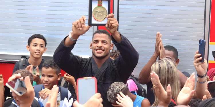 Campeão Mundial de Jiu-jítsu, Jeferson Santos é recebido com festa em Conde