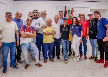 Prefeito discute ações de fortalecimento do Carnaval 2024 em reunião com representantes de blocos e segmentos da festa