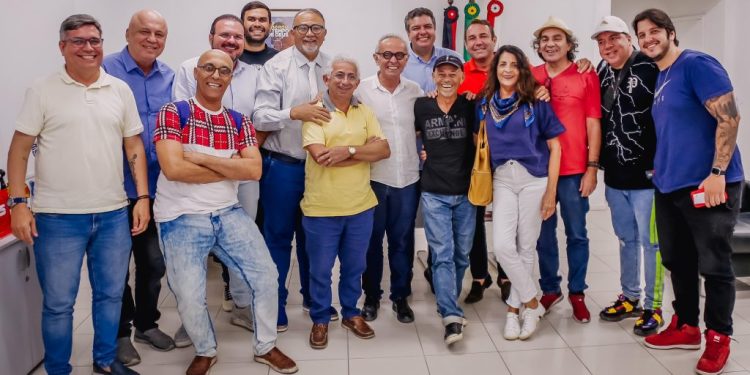 Prefeito discute ações de fortalecimento do Carnaval 2024 em reunião com representantes de blocos e segmentos da festa