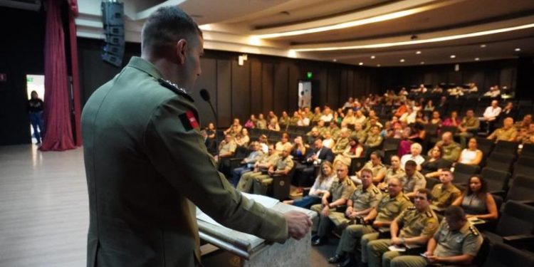 Capitães concluem Curso de Especialização em Segurança Pública na PMPB e instituição homenageia autores de artigos em revista acadêmica