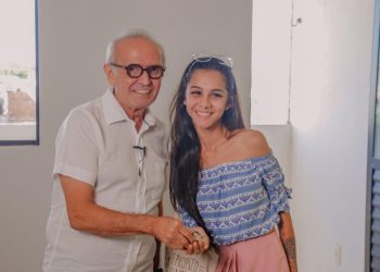 Cícero Lucena entrega chaves do apartamento próprio para famílias do programa Compra Assistida