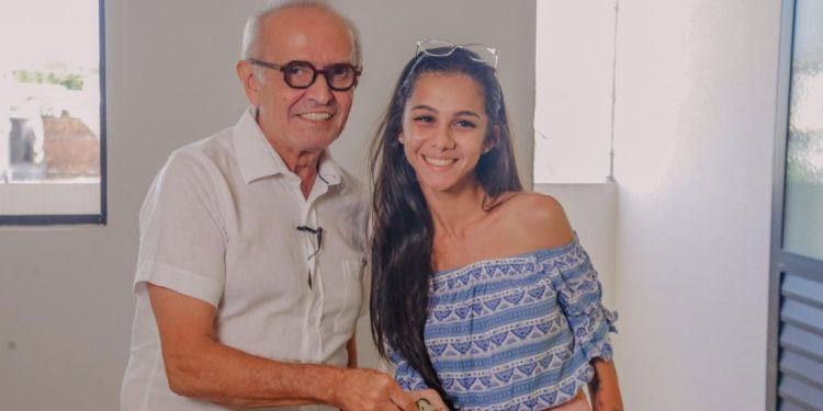 Cícero Lucena entrega chaves do apartamento próprio para famílias do programa Compra Assistida