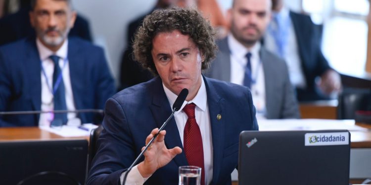 Comissão do Senado aprova projeto de Veneziano que vai facilitar estratégias de saúde para tratamento de pessoas com câncer